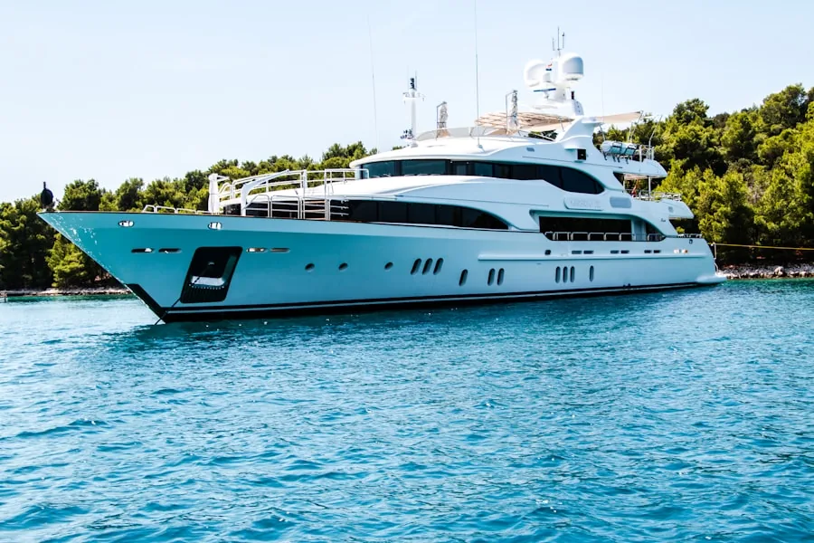 Yate navegando en el Mar Menor