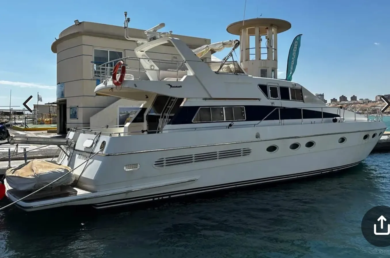 Yate Italcraft C58 en el puerto